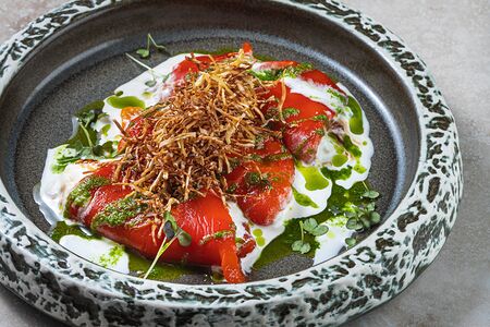 Печеные перцы с сыром страчателла и соусом песто