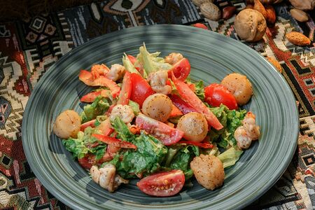 Салат с морепродуктами в горчично-медовом соусе