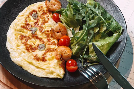 Омлет с креветками и миксом салата