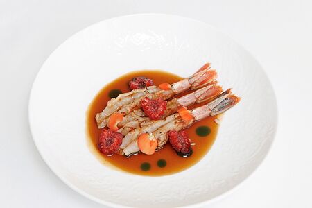 Лангустины с соусом понзу и малиной