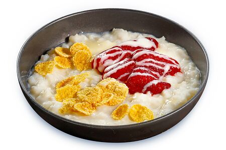 Каша с клубникой и сгущённым молоком