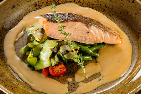 Семга на овощной подушке