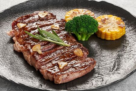 Стейк Стриплойн с соусом из чёрного перца