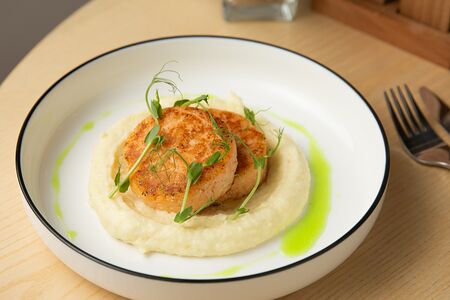 Крабкейк с картофельным пюре