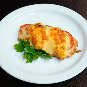 Запеченная горбуша с сыром и помидорами