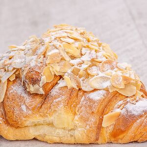 Свежеиспечённый круассан с миндалем и миндальным кремом