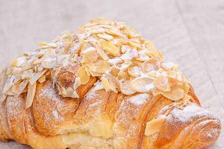 Свежеиспечённый круассан с миндалем и миндальным кремом