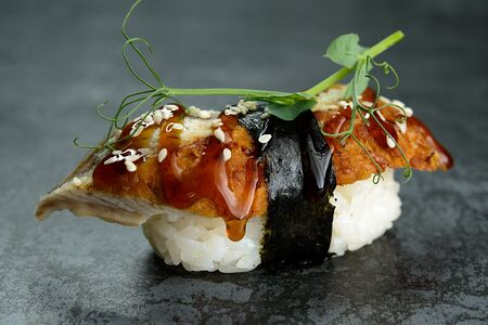 Суши с угрем