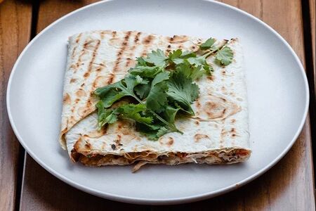 Аджапсандал в лаваше