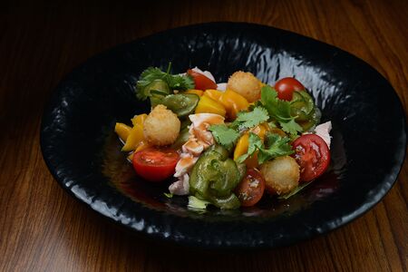 Салат со свежим манго, курицей и рисовыми шариками