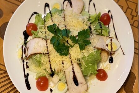 Салат Цезарь с курицей