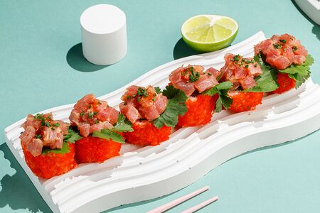 Острый ролл с тунцом и лососем