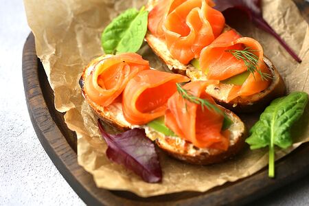 Брускетта с лососем