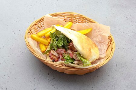 Пита с курицей в ореховом соусе