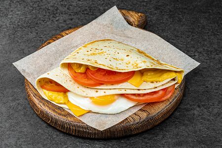 Тортилья фиеста с помидорами