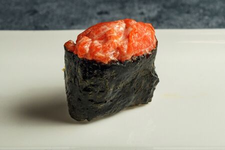 Гункан с острым лососем