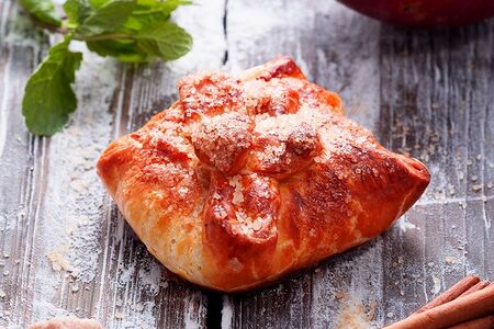 Булочка с яблоками