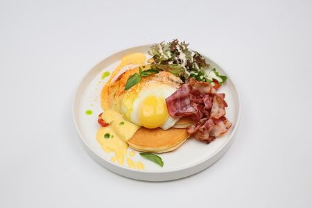 Панкейки с глазуньей и беконом, авокадо