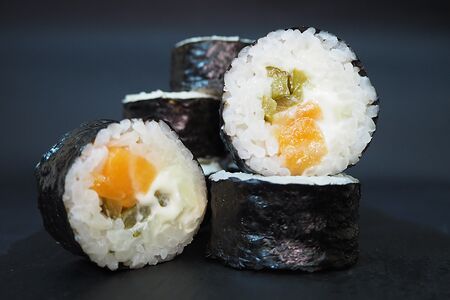 Ролл Тейшоку с лососем