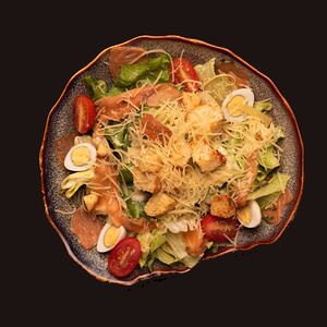 Классический салат Цезарь с лососем