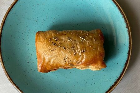 Слойка с гаудой и розмарином