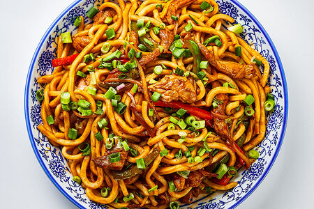 Жареная лапша с курицей