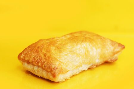 Слойка с курицей, грибами и сыром