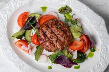 Большой ромштекс из индейки из угольной печи