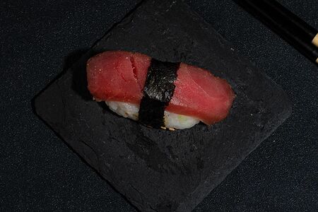 Суши с тунцом