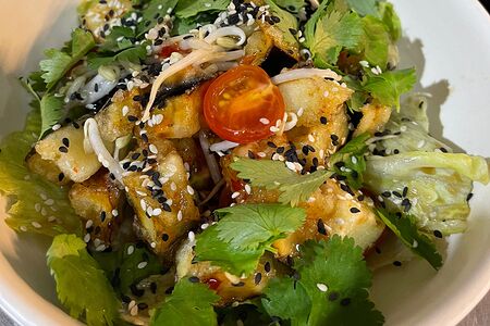 Хрустящие баклажаны с томатами, ростками сои и соусом свит чили