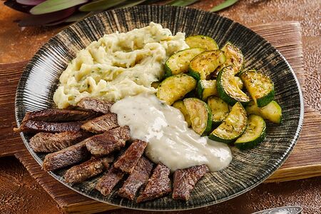 Стейк из говядины с картофельным пюре и цукини