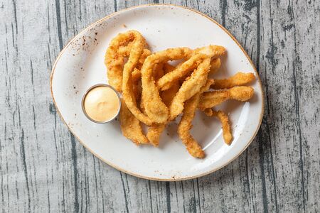 Свиные палочки с острым сырным соусом