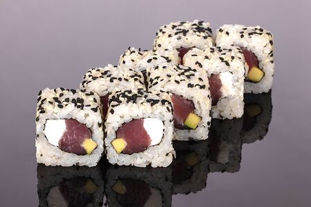 Ролл с тунцом