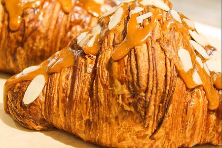 Круассан карамельный
