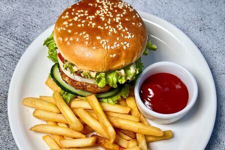 Детский бургер с куриной котлетой, картошкой фри и кетчупом
