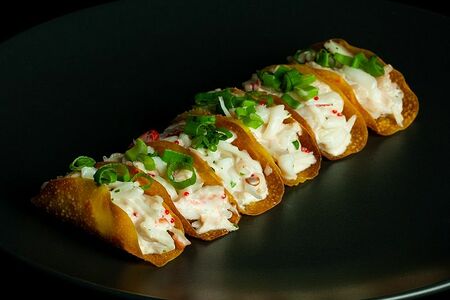 Мини-такос с крабом и тобико