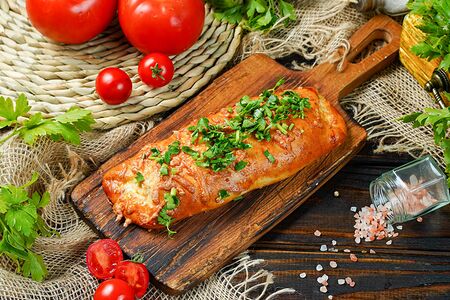 Печёный пирожок с ветчиной и сыром