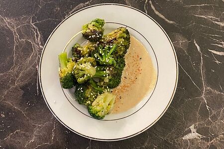 Брокколи с ореховым соусом