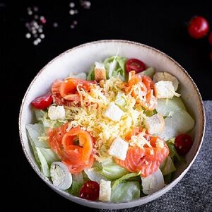 Салат Цезарь с лососем