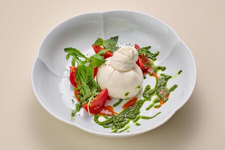 Фермерская буррата с томатами, соусом из печеного перца, рукколой