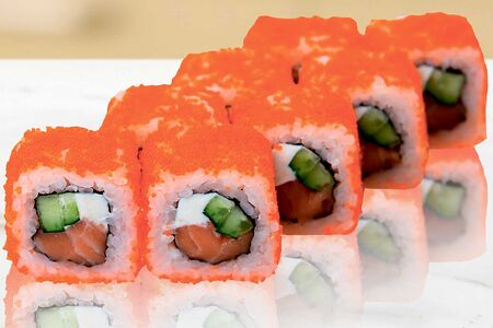 Ролл Калифорния с лососем