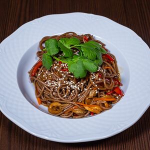 Гречневая лапша с овощами и кунжутом