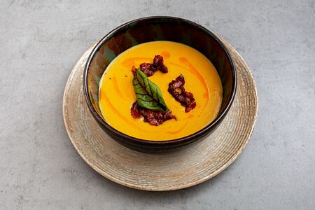 Сырный крем-суп с жареным беконом