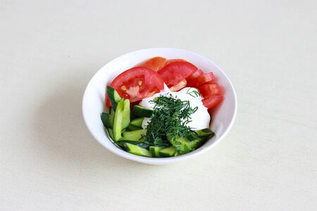 Салат с помидорами, огурцами, сметаной