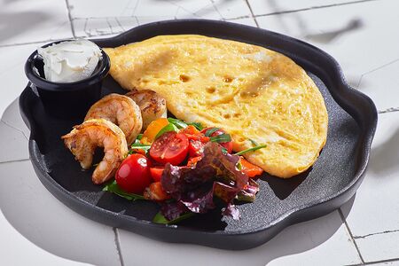 Омлет или скрембл с креветками и творожным сыром