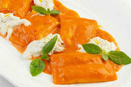 Равиоли с крабом и страчателлой