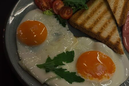 Глазунья с ветчиной, помидорами и тостом гриль