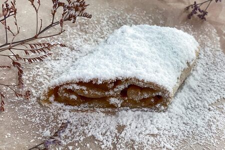 Штрудель с яблоком и корицей