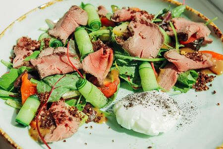 Салат с ростбифом