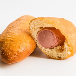 Пирожок с сосиской